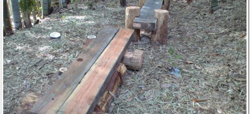 自然と同化する木造ベンチ