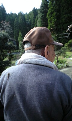 祖父の背中とトンボ