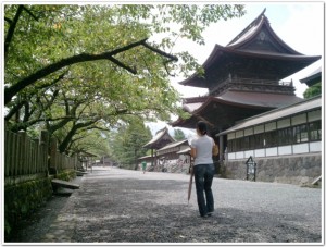 阿蘇神社前の通り道