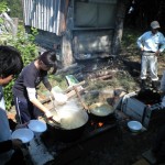 だんご汁を皆で食べる