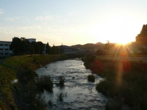 千歳中学校の横を流れる茜川