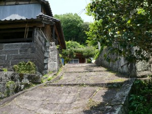 石畳を登ると日本蜜蜂に出逢える