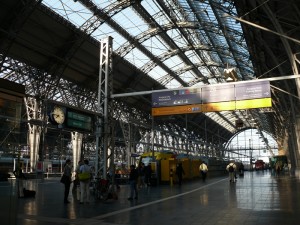 身の引き締まる駅の朝